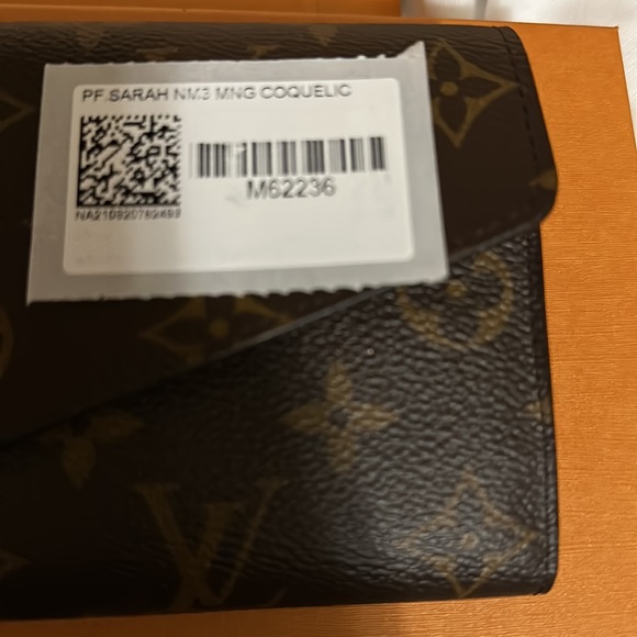 Louis Vuitton Sarah Wallet - Picture 7 of 7